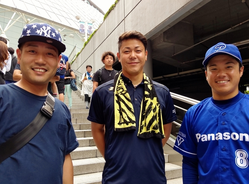 何年か前にもお会いした市和商OBの梶本先輩(左)と玉置投手(中)、阪口コーチ(右)。