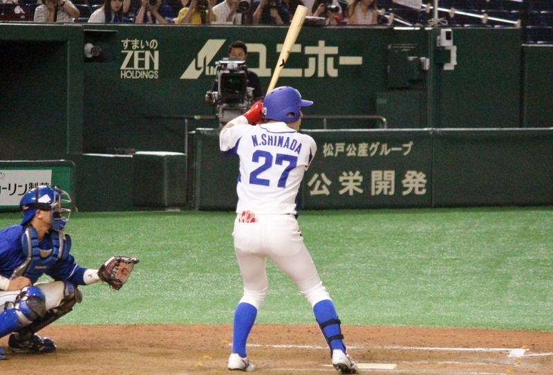 ※9回1死で代打出場した島田選手。甲子園のロッカールームで原口先輩が見ていました。