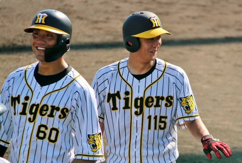 島田選手の三塁打でともに生還した中谷選手(左)と笑顔。
