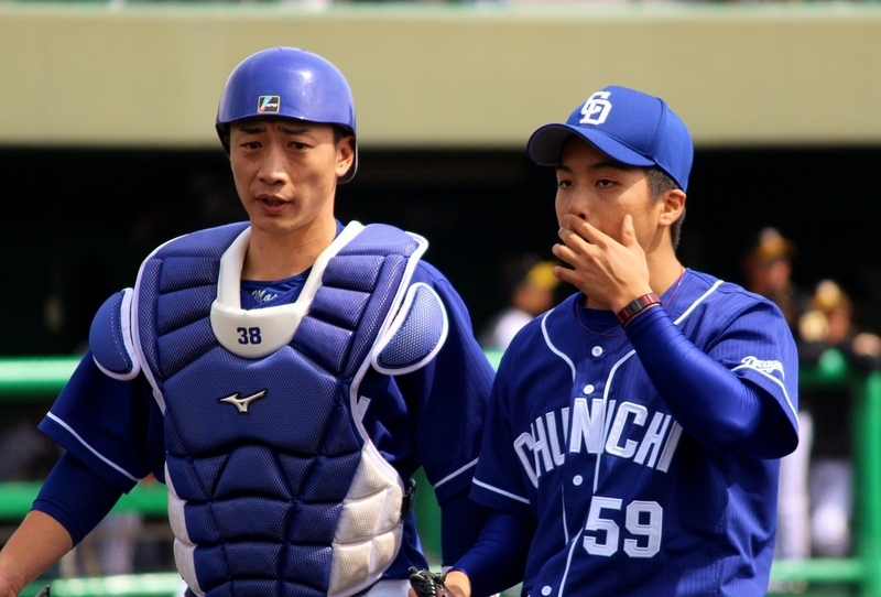 ことし3月20日の阪神戦。先発バッテリーは山本投手(右)と、オリックスへ移籍した松井雅人選手(左)。