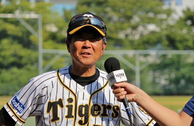 1安打1得点で負けた試合を振り返り、テレビインタビューで「姫路の皆さんに申し訳ない」と話す平田監督。