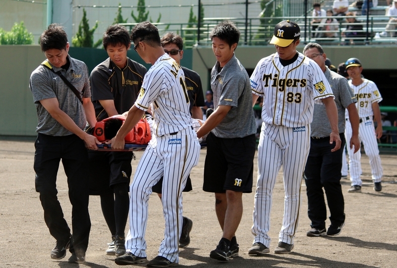 熊谷選手は頭部を固定して担架で運ばれ、救急車の到着を待ちます。