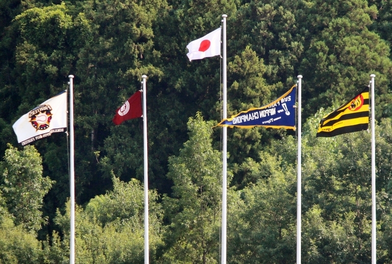 ことしは球団旗(右端)とともに、ファーム日本一のチャンピオンフラッグ(右から2番目)も持ってこられました！