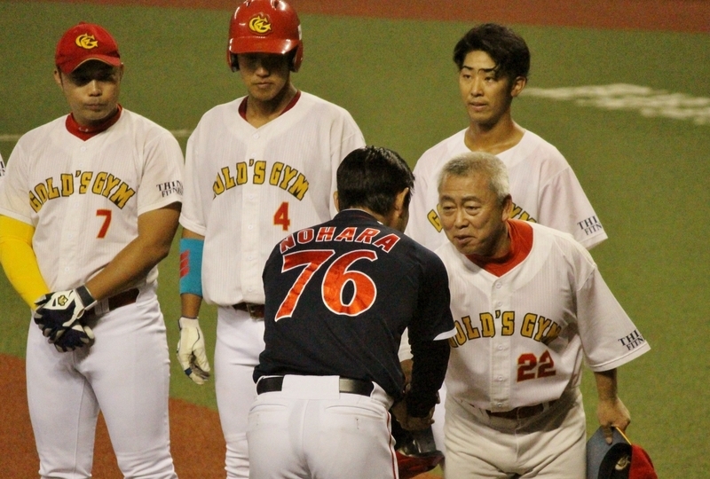 試合後の整列で両監督が握手。左側のゴールドジムの2選手は、ホームランを打った米倉選手(左)と中道選手(その右)。
