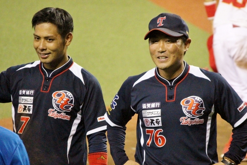 緊迫した試合を制して、ホッとした表情の野原監督(右)と主将・松浪遼選手(左)。