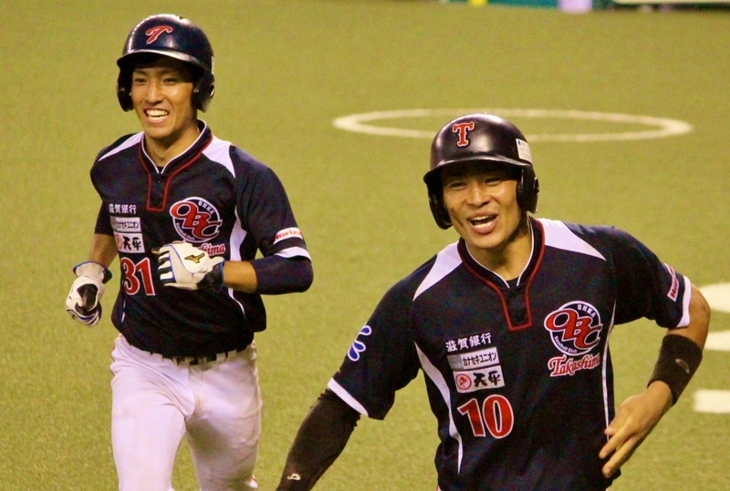 先にホームインしていた菅選手(右)と田中選手(左)は笑顔でベンチへ！
