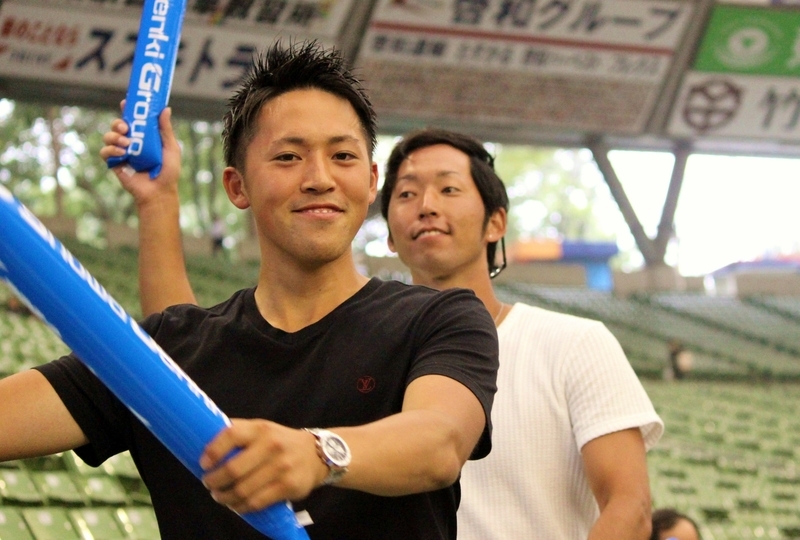 チアダンス部に合わせて踊るOBの那珂さん(手前)と小田さん(奥)。