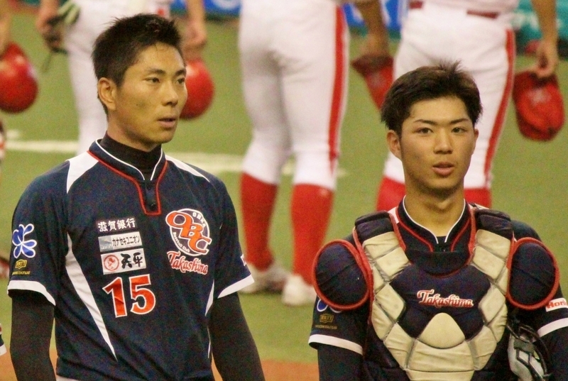 試合終了の挨拶をするバッテリー。永井投手(左)と橋本辰選手(右)。