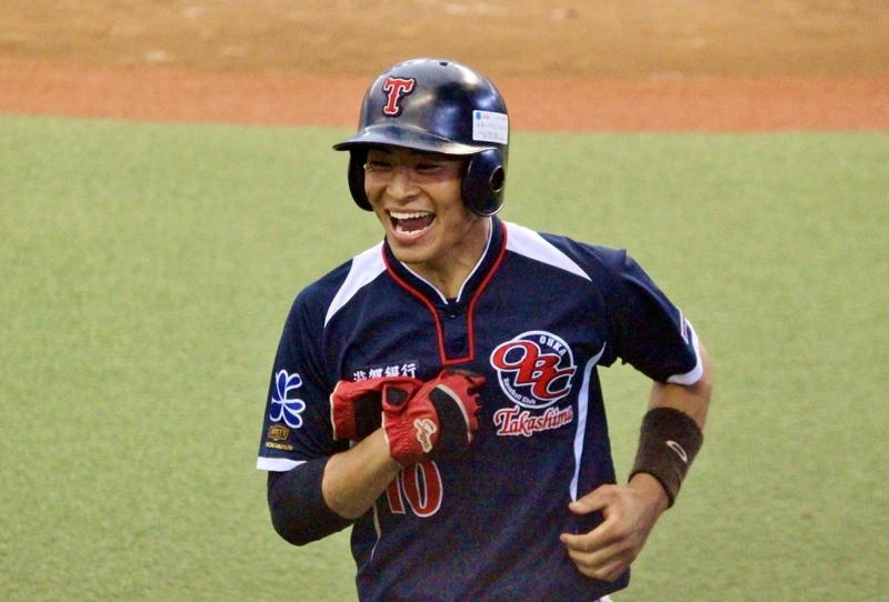 2回にスクイズで生還した菅選手は、三塁打の後も二塁打と単打2本で4打数4安打!