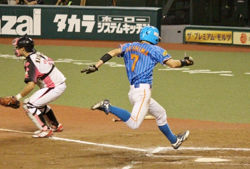 3回、夏見選手の中前打で二塁から生還する池島選手。