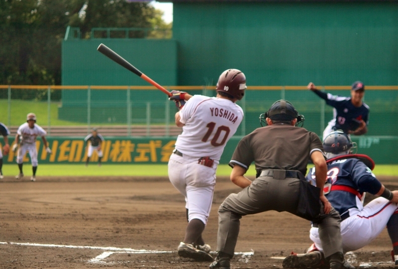 吉田選手は4打数2安打。写真は“打つべきだった”と悔やむ1回の中飛。