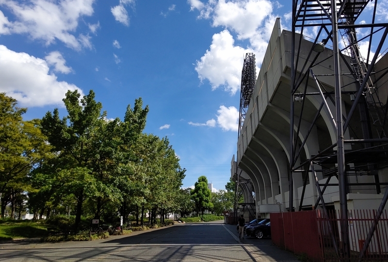 ※わかさスタジアム京都は真夏の暑さでしたが、木々ではツクツクボウシが鳴いています。