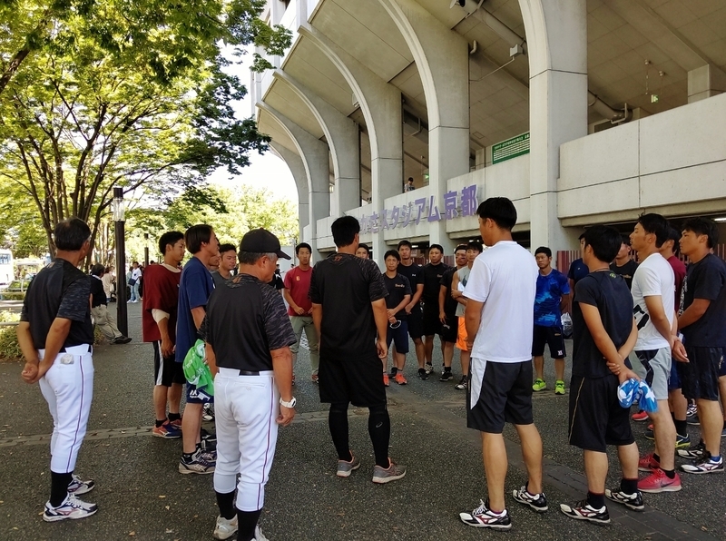 ※球場の外でミーティング。左端が河埜監督、中央の黒上下の服が藤井コーチです。