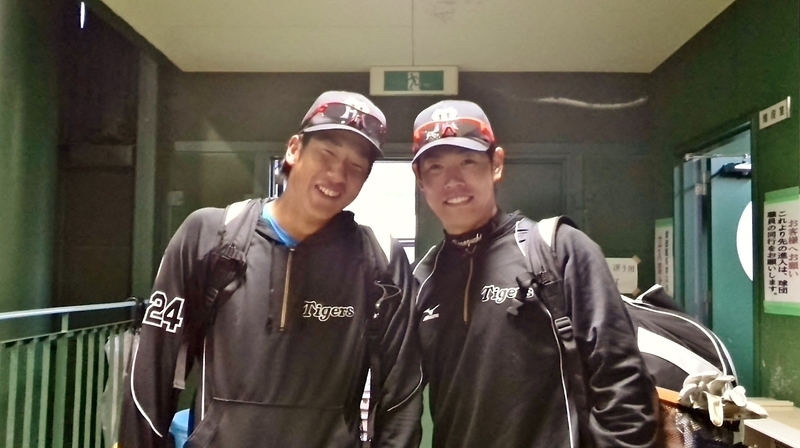2015年2月の安芸キャンプにて。原口選手(右)と、なぜか照れまくる横田選手(左)。