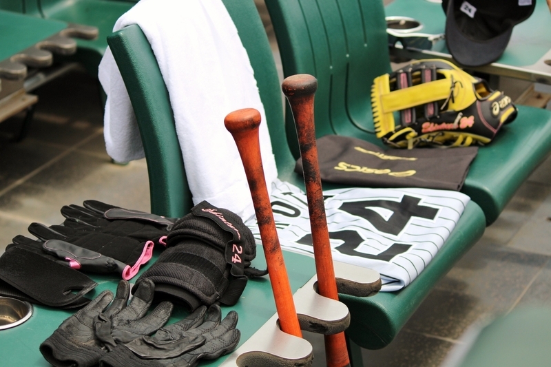 2015年6月13日、マツダスタジアムでのウエスタン・広島戦のベンチ。とても几帳面に並べられた横田選手の物です。