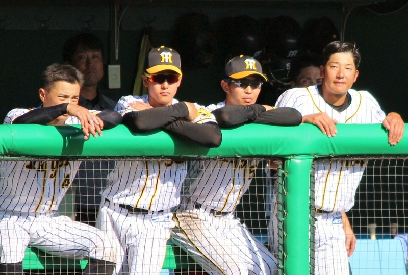 8回の守備を終えたベンチで涙を浮かべる横田選手(右)と、もらい泣きしそうな3人。左から熊谷選手、小幡選手、島田選手。
