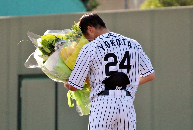 次はご家族からの花束贈呈というところで、ご両親とお姉さんの顔を見て思わず背中を向け、涙する横田選手。