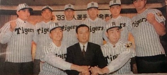 ※1992年ドラフトの新入団選手。中村監督を囲んで。