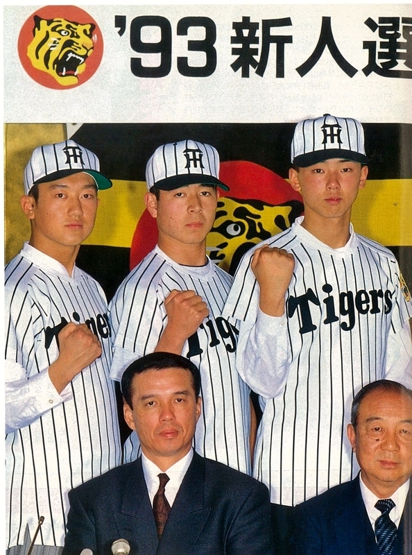 ※1992年12月の新入団発表会。後列左から山本投手、米村投手、安達投手。前列左は中村監督、右は三好球団社長。