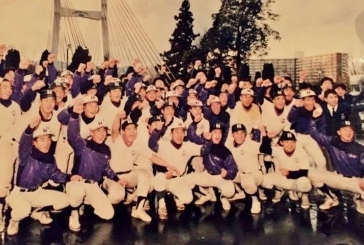 ※堀越高校野球部時代の集合写真です。山本さんは前列右端。