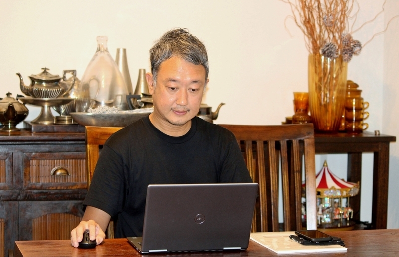 “洋服”から“野球”へ変わっても、パソコンに向かう姿は変わらない山本さん。