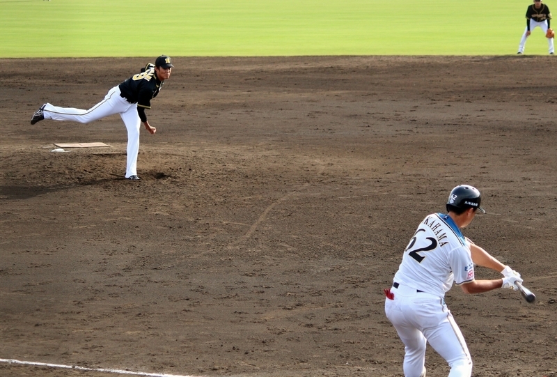 藤浪投手と対戦する日本ハム・高浜選手。結果は右飛です。