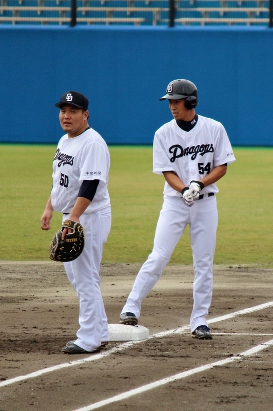 2014年、草薙での合同トライアウト。一塁上の森越選手(右)と中田亮二選手(左)。