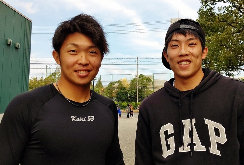 台湾へ出発する数日前、鳴尾浜を訪れた大学野球部の同級生(右)と談笑する島田選手。実は才木浩人投手の実兄・智史さんです！