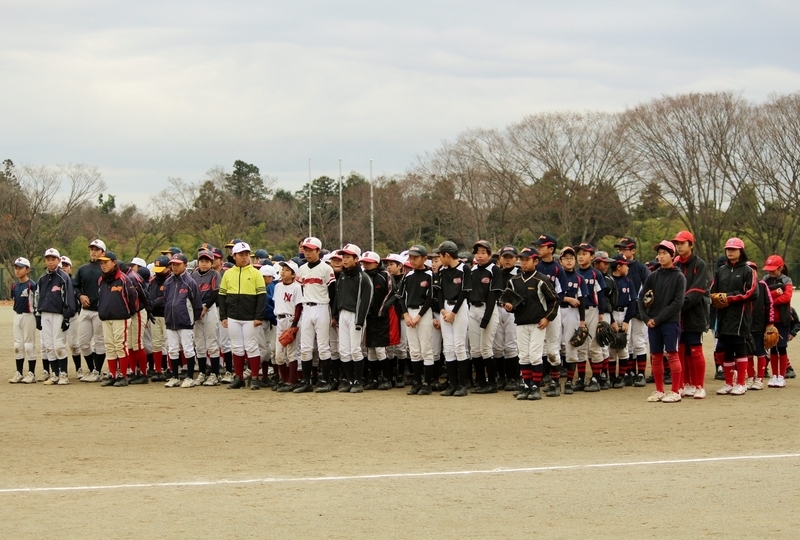野球教室の最初と最後に整列する子どもたち。この日は約120人が参加しました。