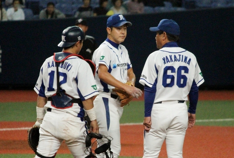 ※昨年10月26日、日本選手権の初戦でマウンドに集まる中嶋監督(右)、玉置投手(中)、片葺捕手(左)。