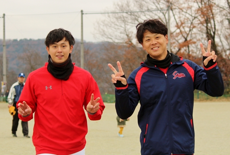 昨年12月22日、埼玉県寄居町での原口選手野球教室に、お手伝いで参加していた日置選手(右)と、BCL・群馬の中嶋涼投手(左)。