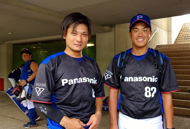 試合後の阪口コーチ(右)と藤井健選手(左)。左奥から視線を送っているのは、この日4安打3打点と大活躍した4番・片山勢三選手です。