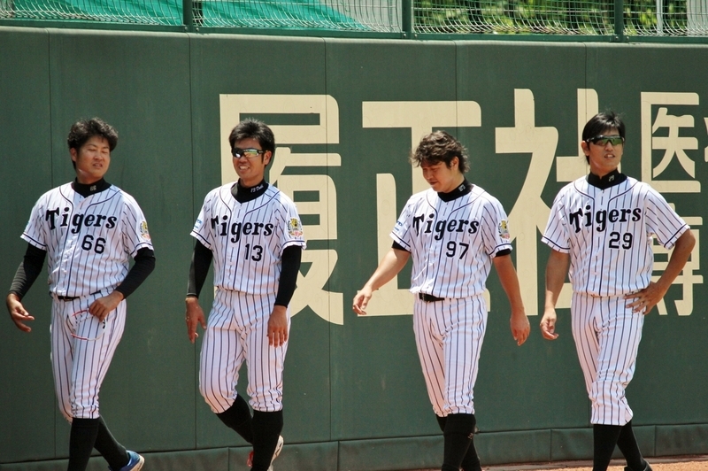 2015年7月、鳴尾浜での練習後にランニングをする投手陣。左から二神投手、榎田投手、玉置投手、小嶋投手。