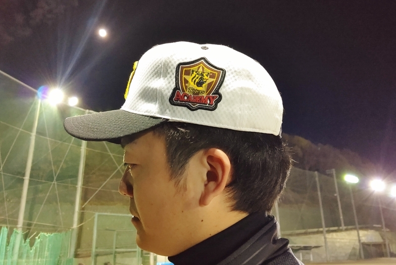 中村コーチにご協力いただきました。アカデミーの帽子についたエンブレムです。