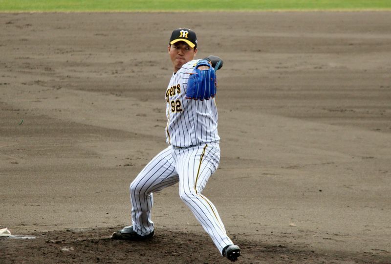伊藤投手は最後の打者・高寺選手にストレートの四球(おそらく)で苦笑いでした。