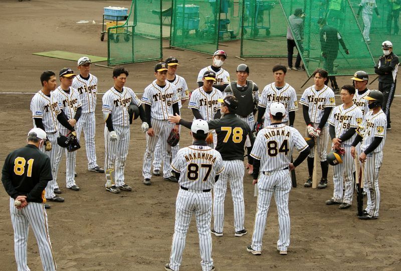 シート打撃終了後に野手全員を集め、話をする平田監督(背番号78)。