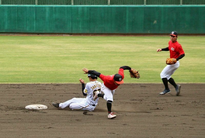 6回、二塁へ滑り込んだ高寺選手。盗塁成功！