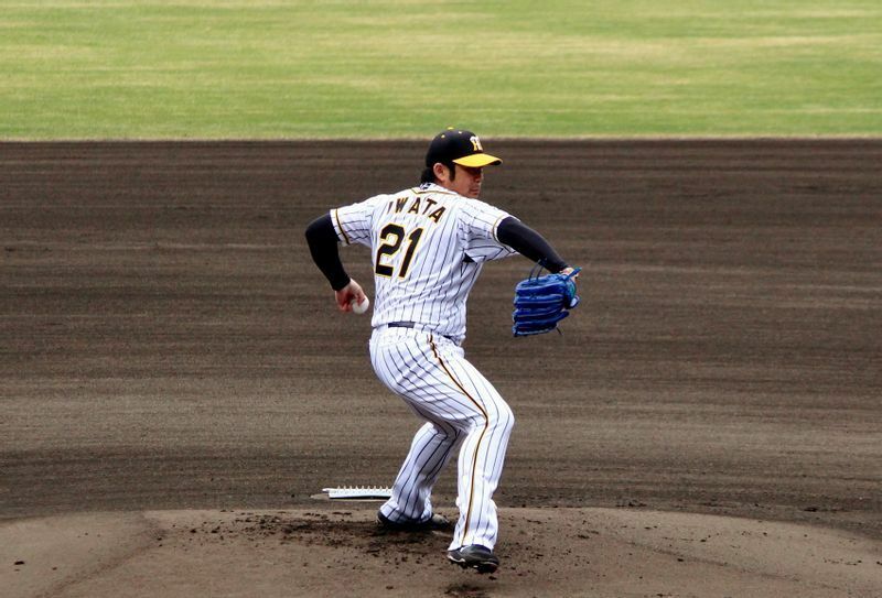 岩田稔投手は1回、わずか8球で三振1つを含む三者凡退でした。