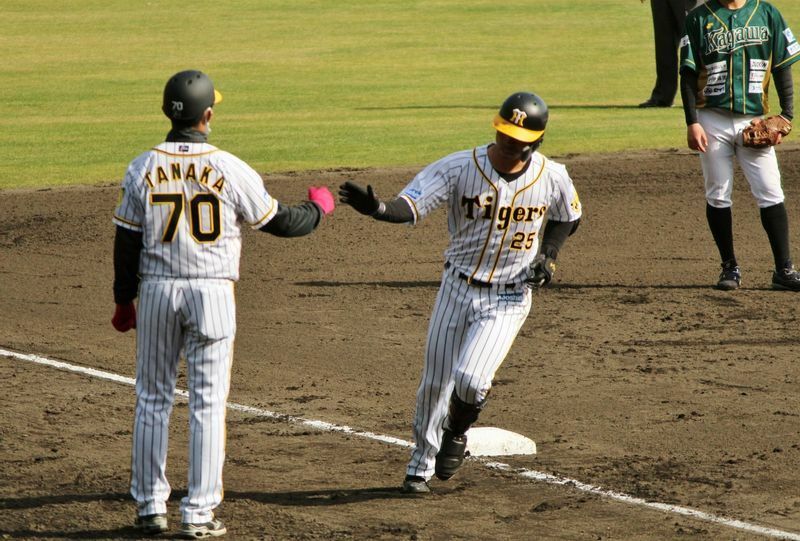 7回、23日の西武戦に続くホームランを放った江越選手。三塁を回って田中コーチと触れないタッチ。