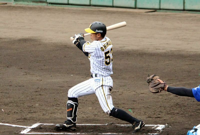 2月13日の練習試合・四国銀行戦の6回に右前打を放った島田選手。このあと2死二塁となって板山選手の中前打で生還した際に、左かかとを痛めてしまいました。