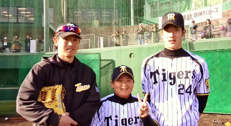 2014年2月9日、安芸キャンプでの野球教室にて。右はルーキーの横田選手、体はプロ並みでしたが顔はまだまだ幼い？