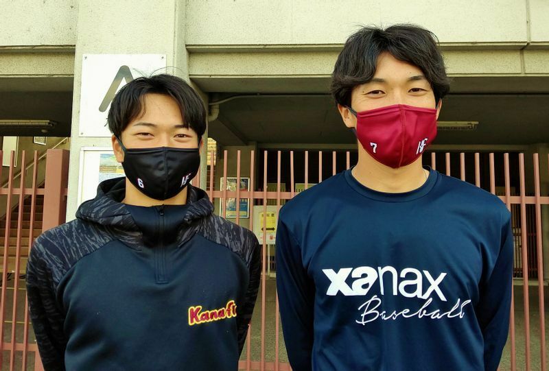 ※最後の写真はこれ。背番号入りのチームマスクを装着してもらいました。右が田中選手、左が森田選手です。