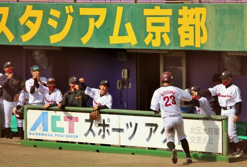 4回に中前打と二盗を決め、田中選手のヒットで同点のホームを踏んだ北川選手。ベンチも大喜びです。