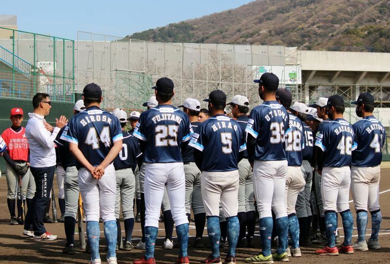 野球教室の手伝いに早く来ていた徳島の選手たち。金本さんの話を熱心に聞いていました。