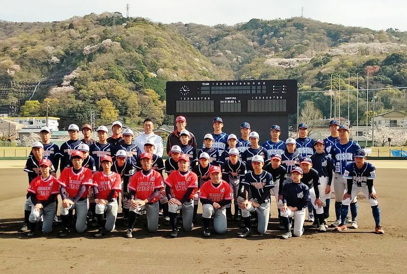 野球教室の締めに記念撮影。お手伝いをした徳島の選手たちも一緒に写っています。