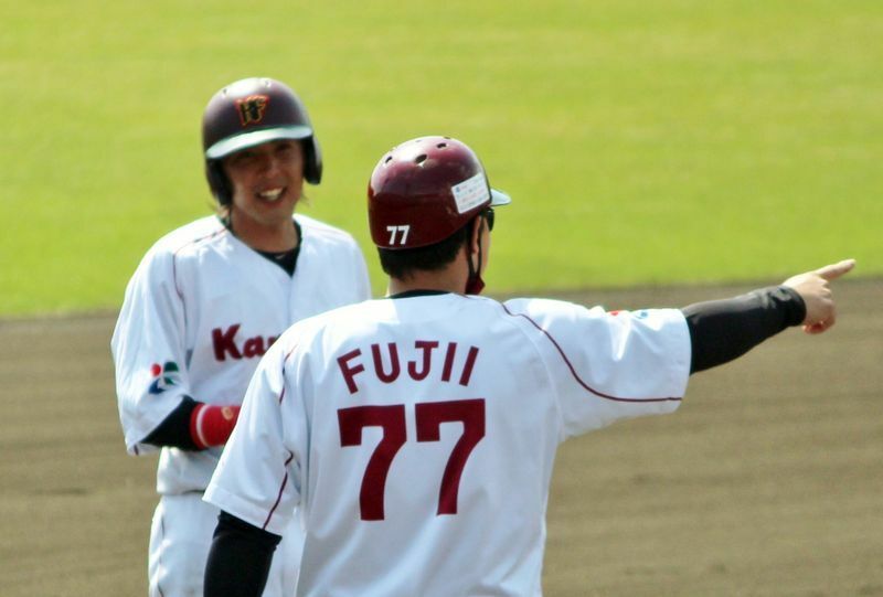 今の藤井コーチは背番号77。写真は3月のものですが、今回の鳴尾浜でも三塁でかなり腕を回したでしょう。(奥は福田選手)