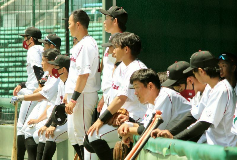 試合前、トヨタ自動車の練習をベンチで見つめる選手たち。