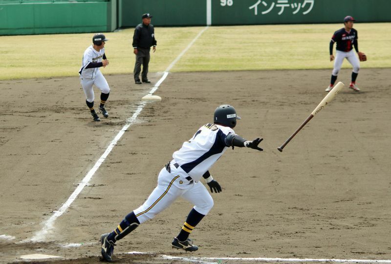 キャプテン・宮本一希選手(23)。富山大会1回戦では6回に勝ち越しのタイムリー内野安打(写真)、7回にはダメ押しの2点タイムリーを放っています。