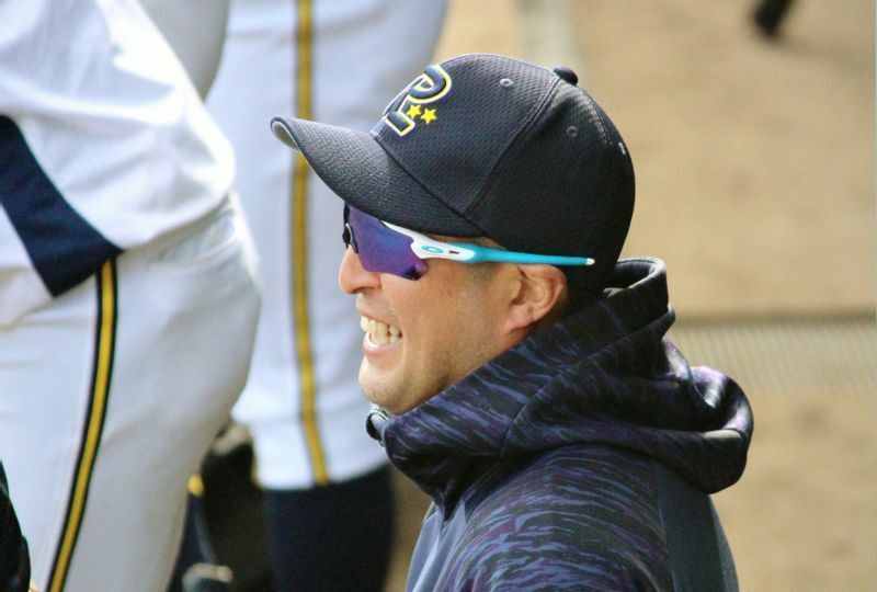 試合中、こんなふうに笑顔も見せる藤田監督。選手たちと野球ができるのは最高に楽しいと言います。