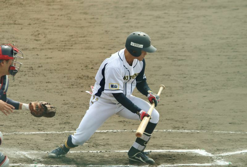 “ボイスリーダー”・神藤選手。4月の富山大会、ミスをしたものの直後にきっちりと初球で犠打を決めました。